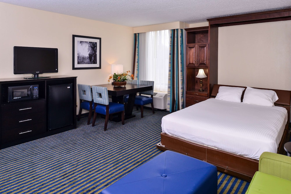 Standard Room, 1 Queen Bed, Non Smoking, Refrigerator & Microwave (with Single Sofabed) photo 3