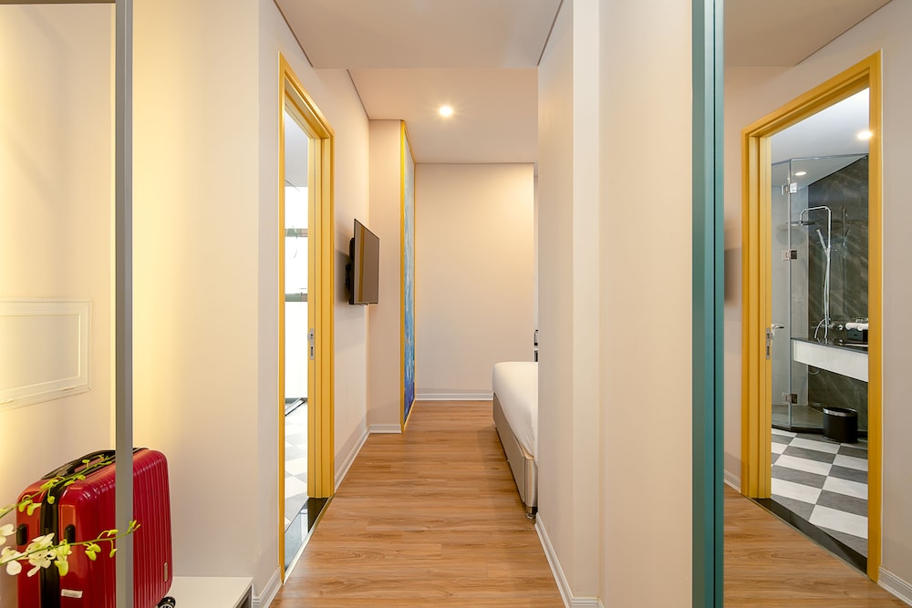 Junior Suite, 1 King Bed, City View - Photo 2