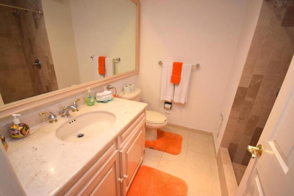 Deluxe Condo photo 2