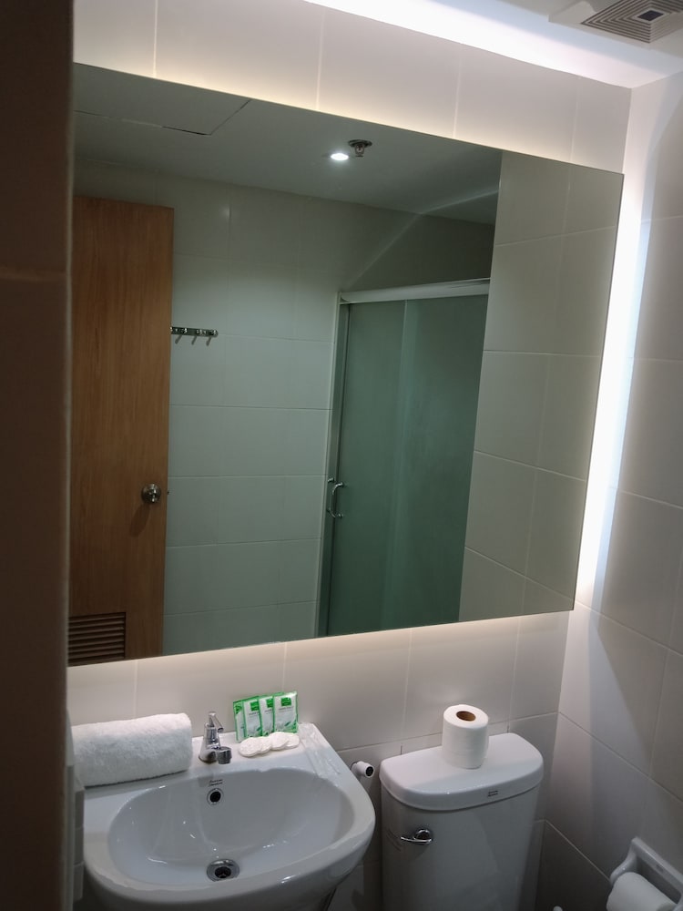 Executive Condo, 2 Bedrooms, Pool View, Executive Level photo 2
