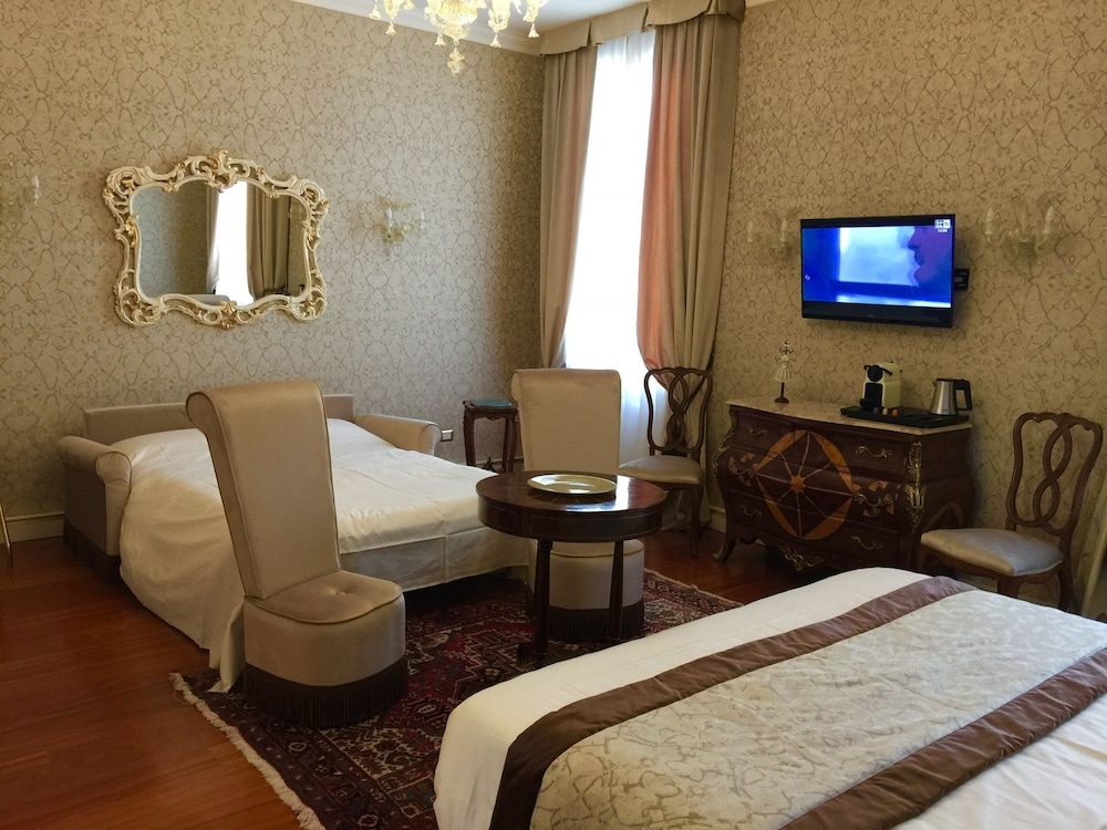 Luxury Studio Suite, Non Smoking, Canal View photo 2