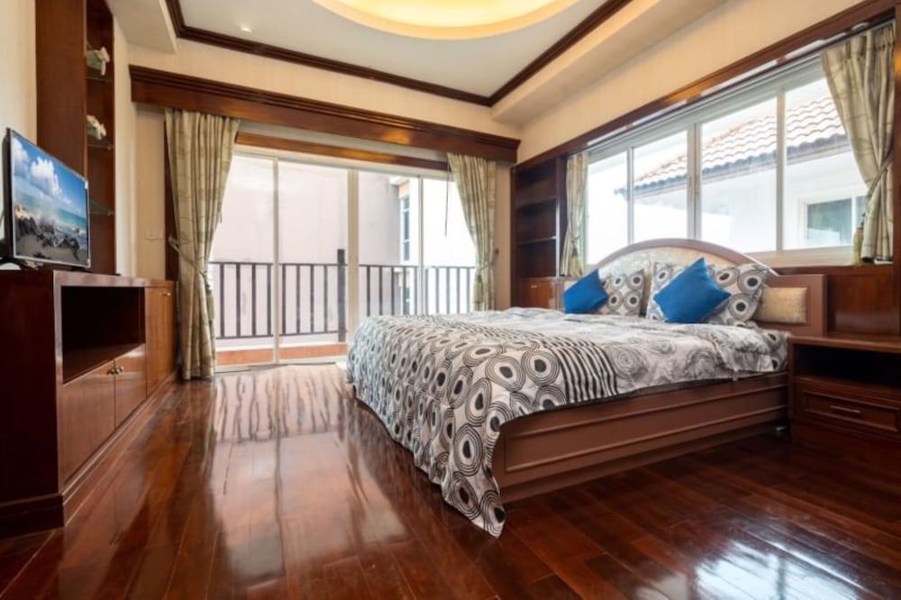 3 Bedrooms with Indoor Pool - Photo 3