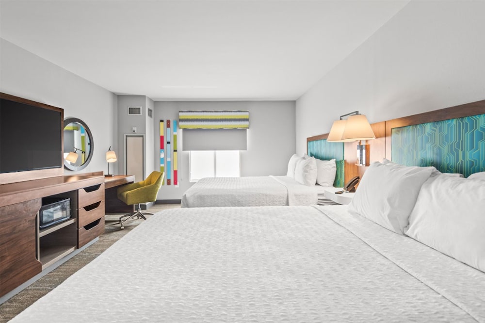 Room, 2 Queen Beds, Bathtub photo 1