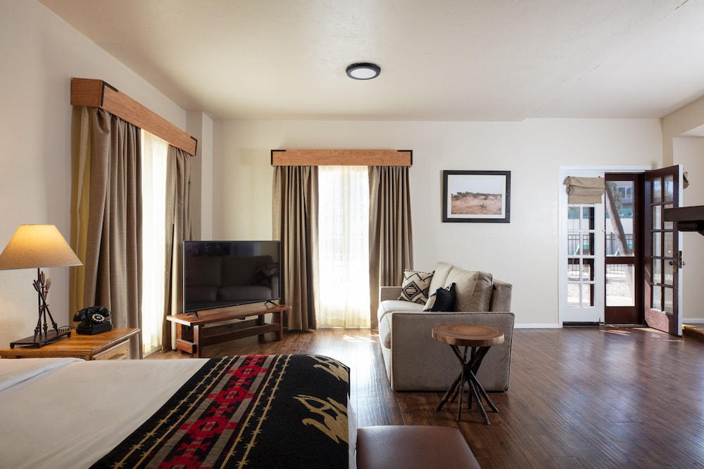 Elite Suite, 1 King Bed with Sofa bed, Pool View photo 3