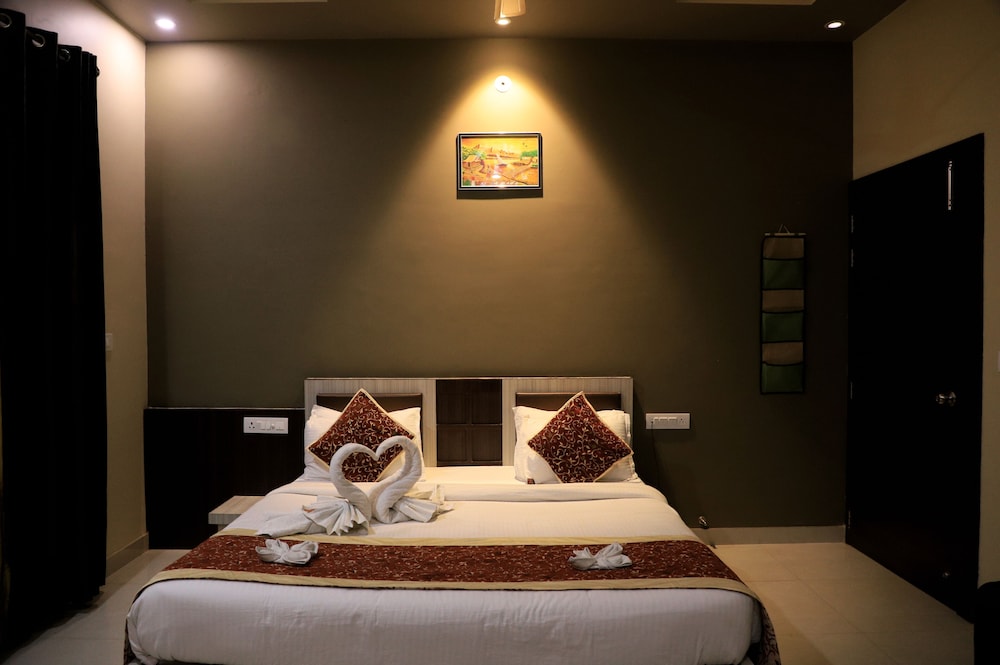 Luxury Room, 1 King Bed, Balcony, Mountain View photo 2