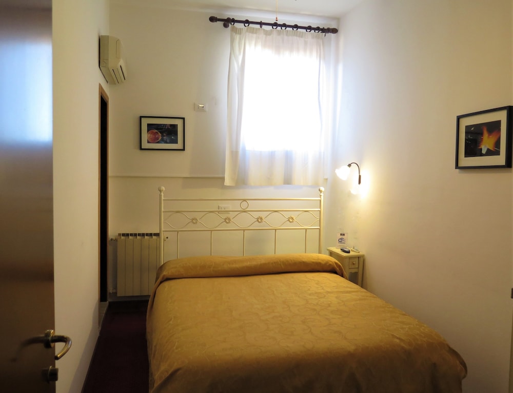 Basic Double Room photo 3