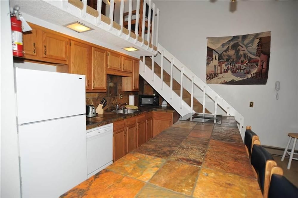 Unit 211, 2 Bedrooms + Loft photo 3