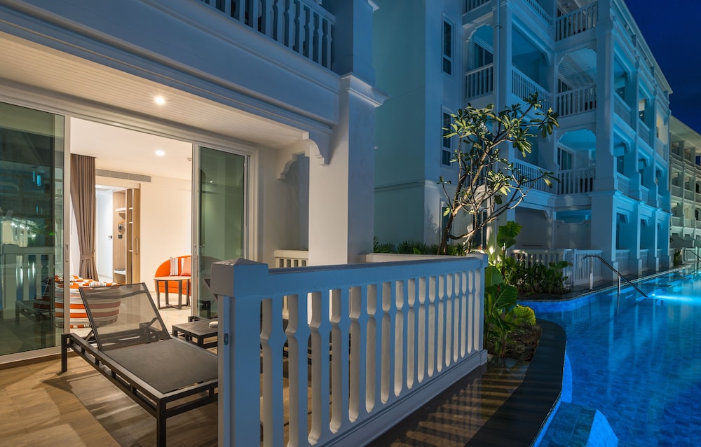 Family Room, Pool Access (Residence) photo 3