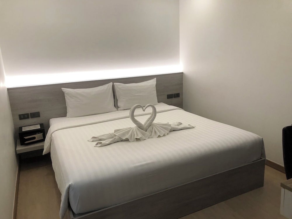 Deluxe Double Room thumbnail 5