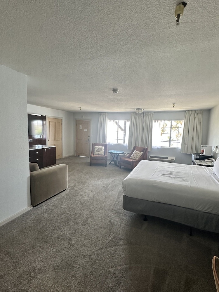 Suite, 1 King Bed, River View - Photo 2