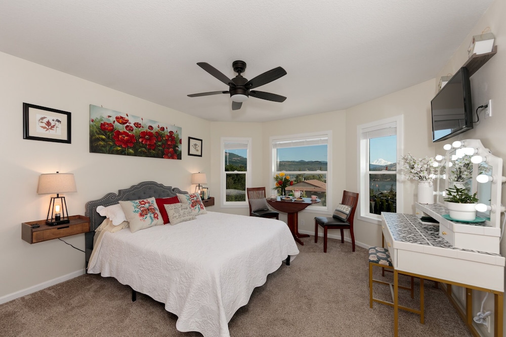 Superior Room, 1 Queen Bed, Mountain View, Garden Area photo 3