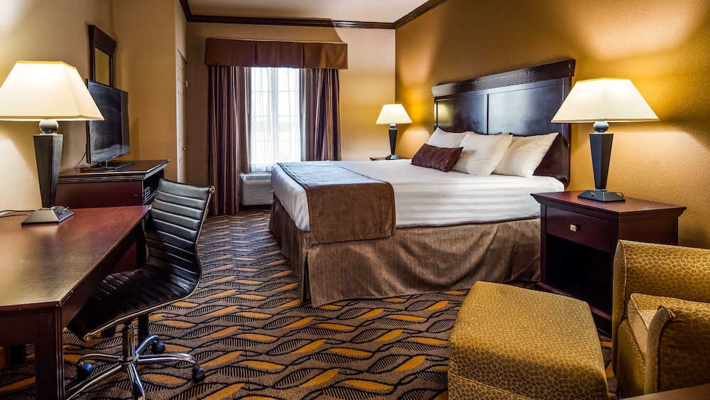 Suite, 1 King Bed, Non Smoking, Refrigerator & Microwave photo 2