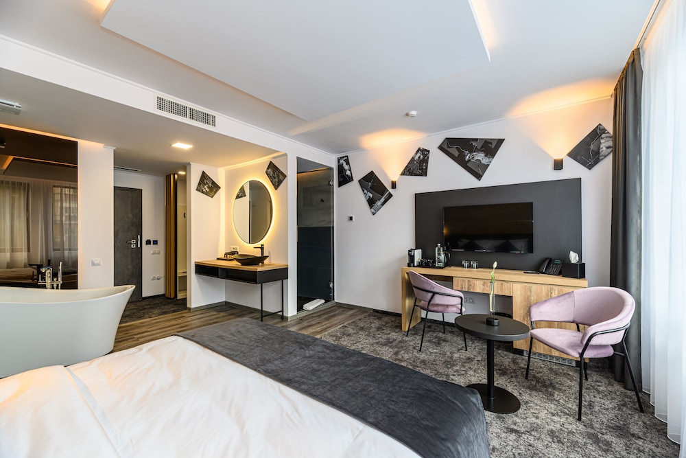 Basic Double Room, Smoking - Photo 2