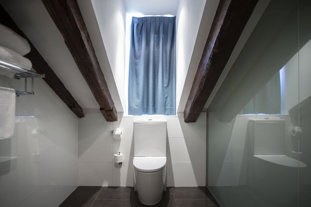 Attic Room - Photo 4