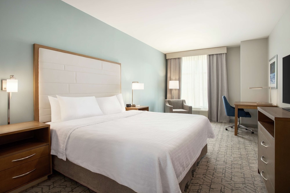 Suite, 1 King Bed, Accessible, Bathtub - Photo 2