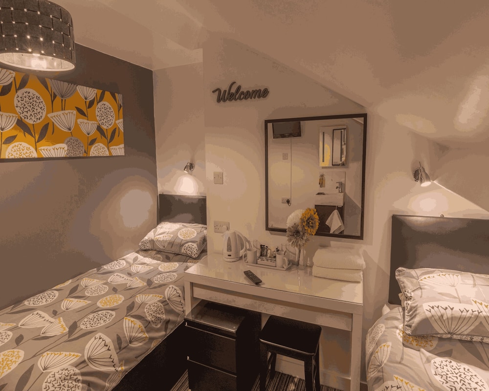 Twin Room, Shared Bathroom photo 3