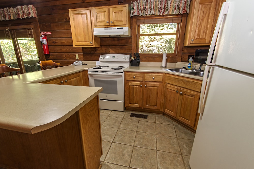 Traditional Cabin, 2 Bedrooms photo 2