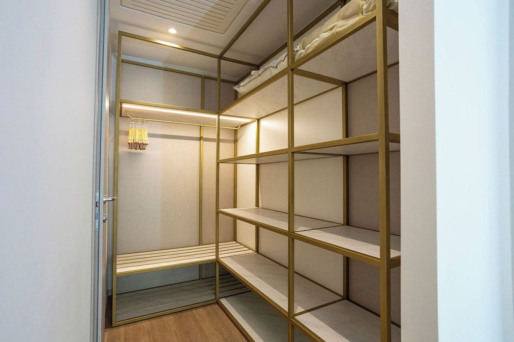Suite - Photo 14