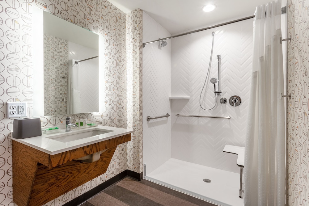 Premium Room, 1 King Bed, Roll-in Shower (Mobility Accessible) - Photo 4