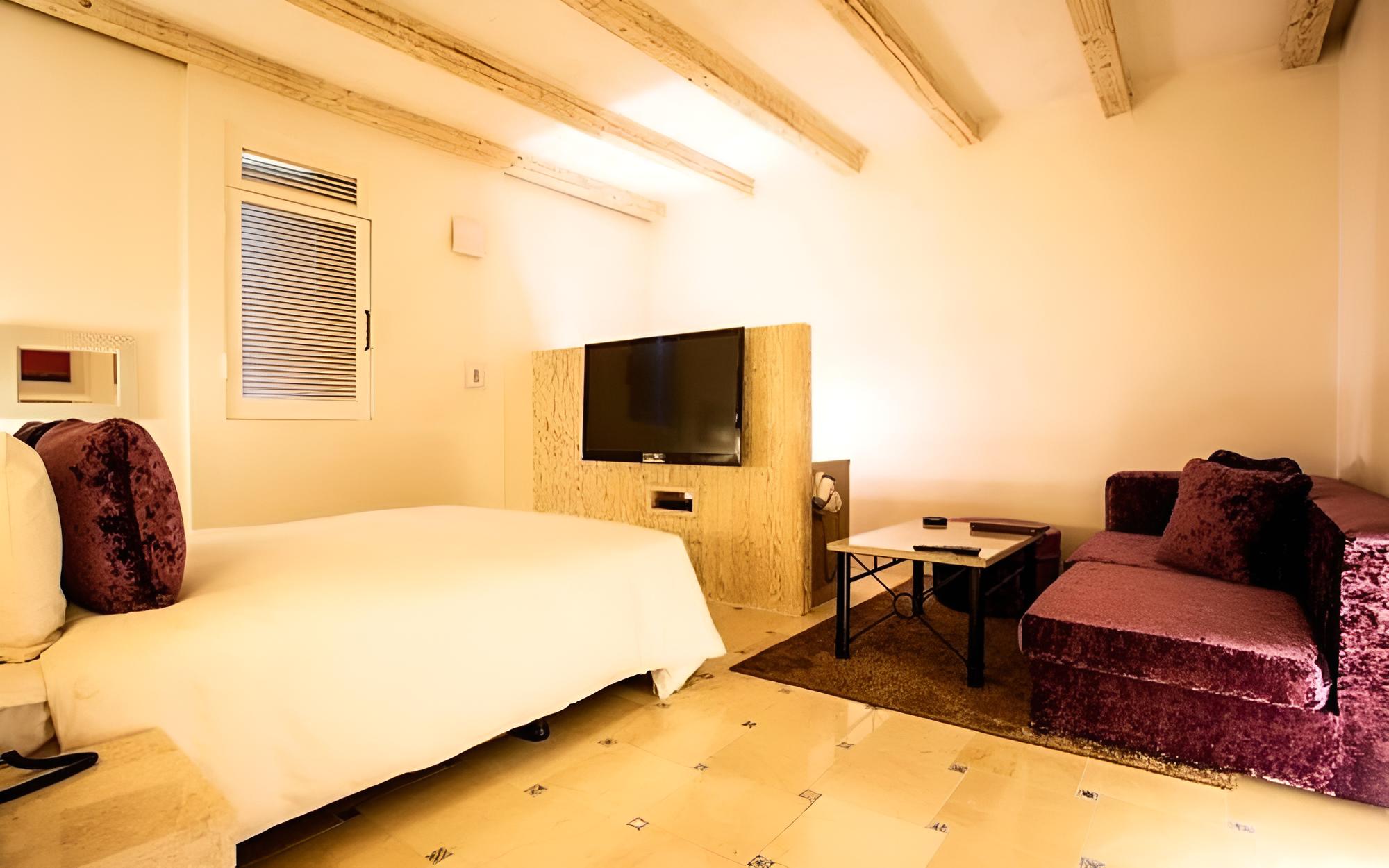 Room (VIP Royal Suite B (Netflix Disney+ Yo) photo 2