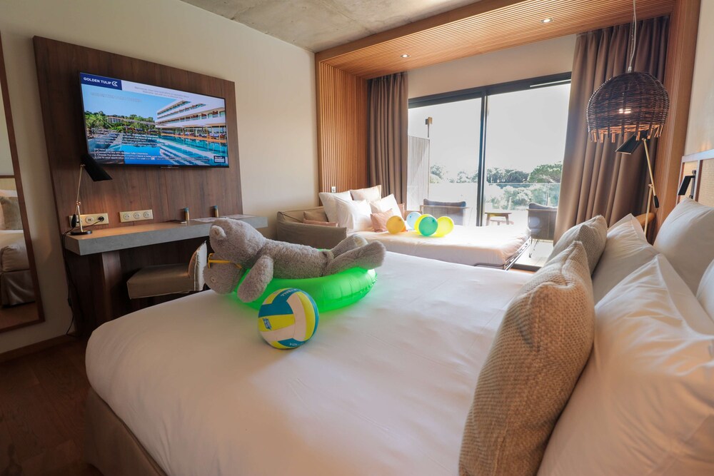 Deluxe Room, Multiple Beds, Balcony, Sea View photo 3