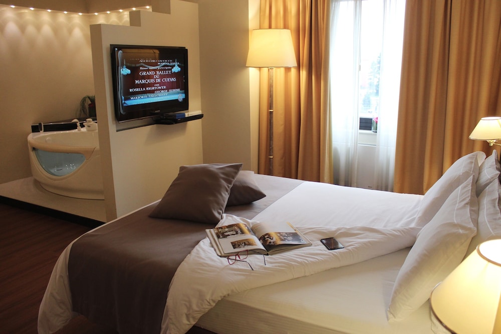 Suite, Hot Tub (De La Ville) photo 1