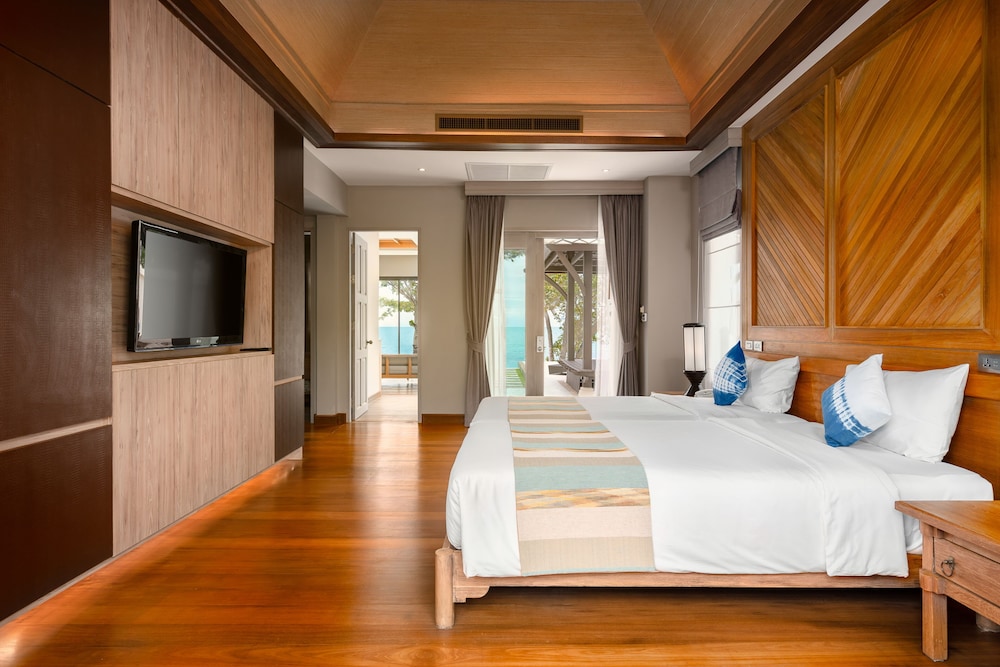 2 Bedroom Beachfront Family Pool Villa - Photo 1