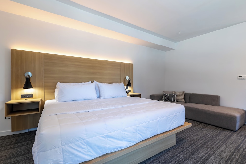 Deluxe Room, 1 King Bed, Non Smoking, Balcony - Photo 3