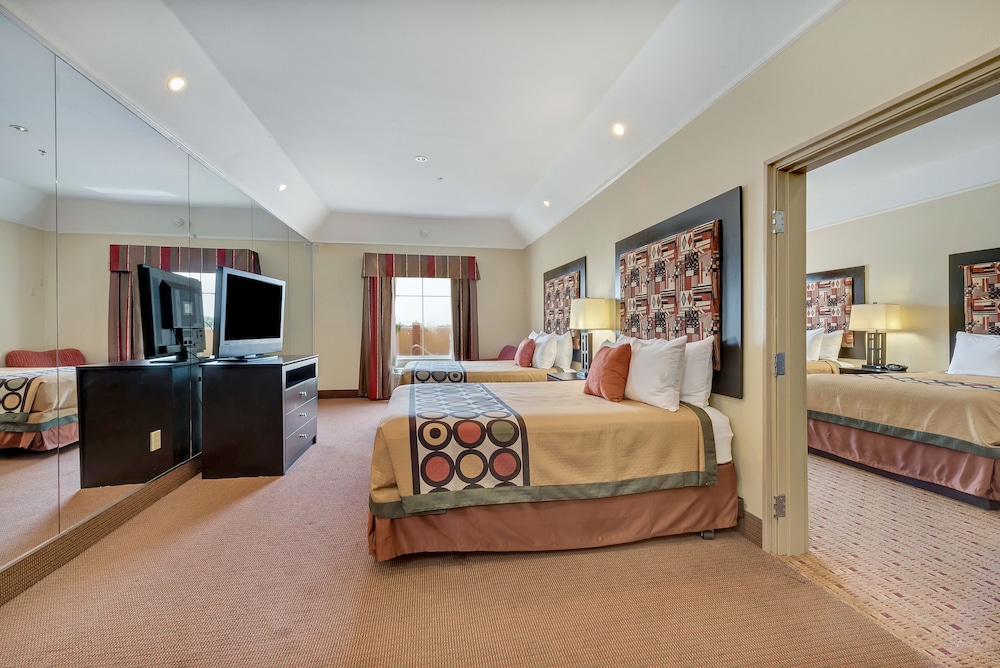Room, Multiple Beds, Refrigerator - Photo 2