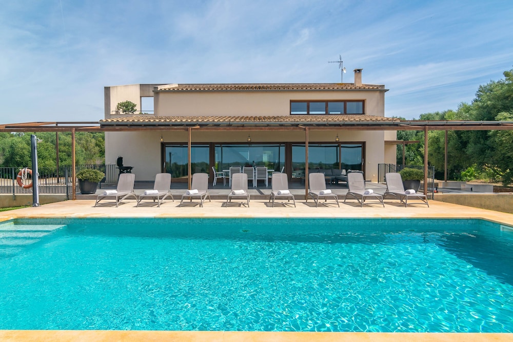 Villa photo 2