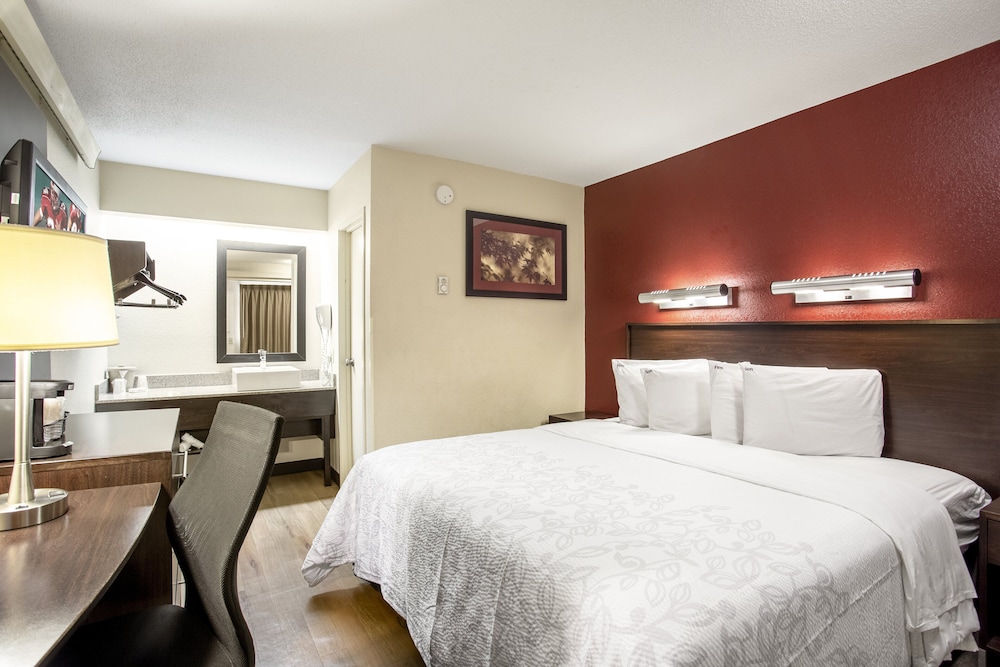 Standard Room, 1 King Bed (Smoke Free) - Photo 2