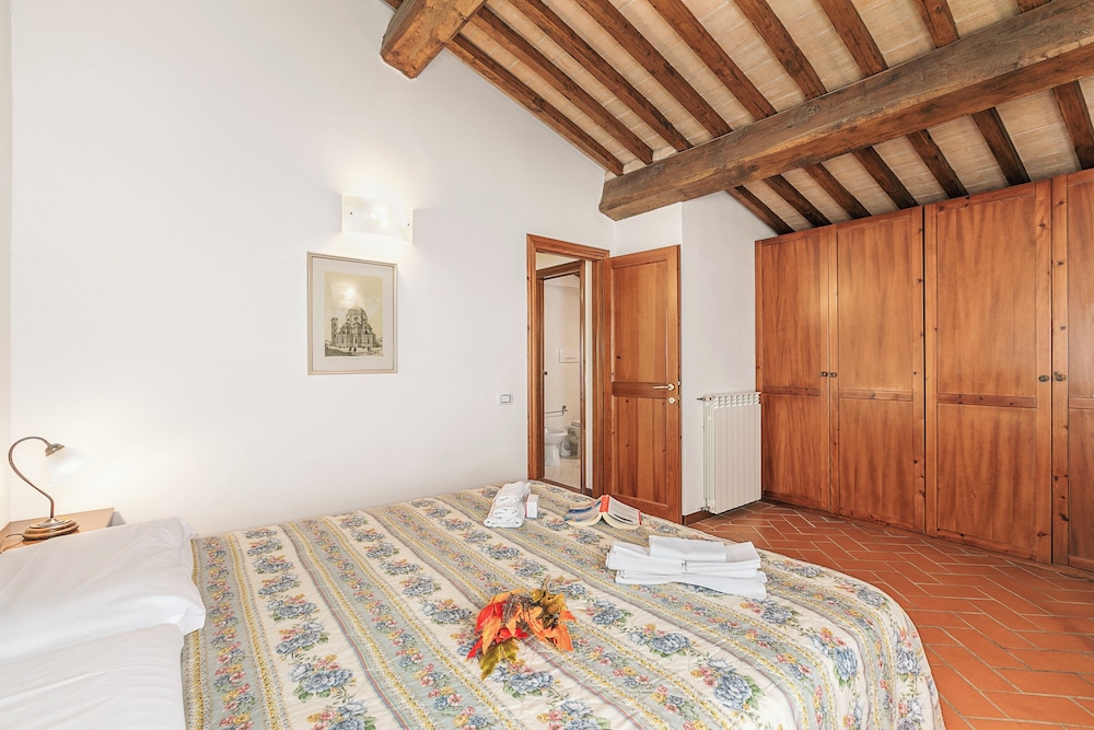 Family House, Multiple Bedrooms, Mountainside (Amazing Chianti Site Fienile Shared)