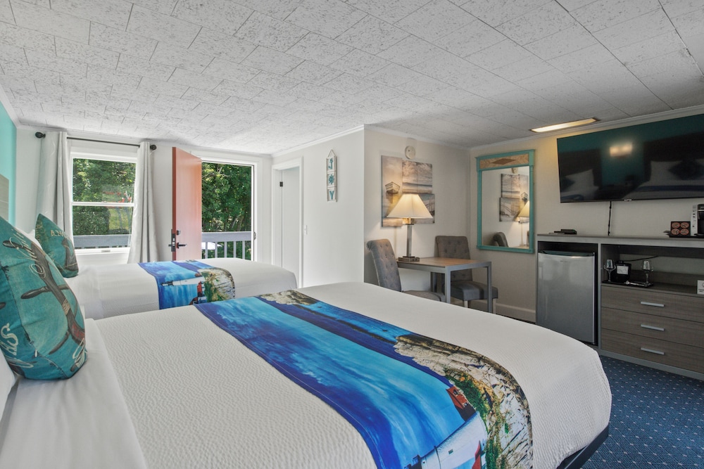Standard Room, 2 Queen Beds, Non Smoking, Pool View photo 2