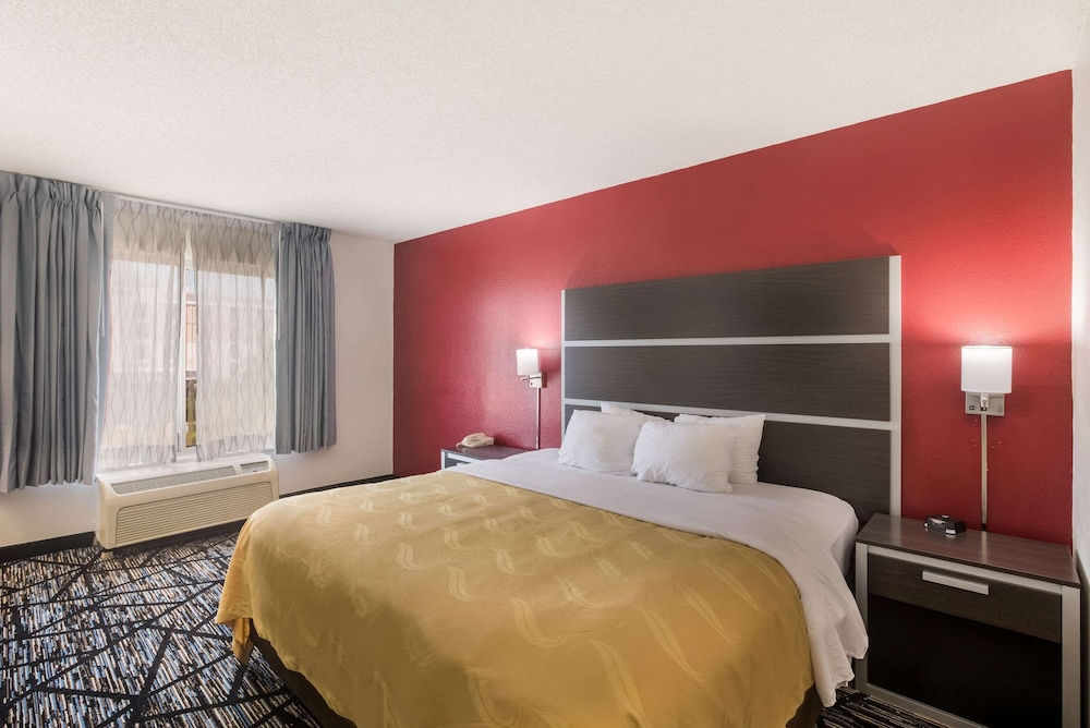 Standard Room, 1 King Bed, Non Smoking - Photo 1