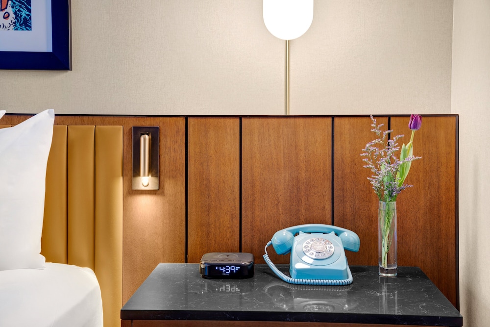 Premium Room, 1 King Bed, Accessible, Corner (Communications)