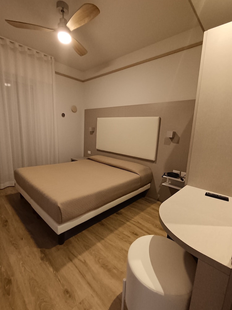 Superior Double Room, Partial Sea View photo 2