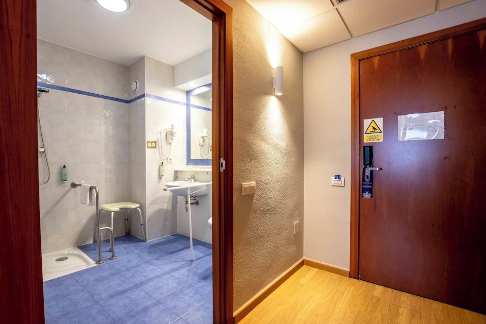 Room - Photo 31