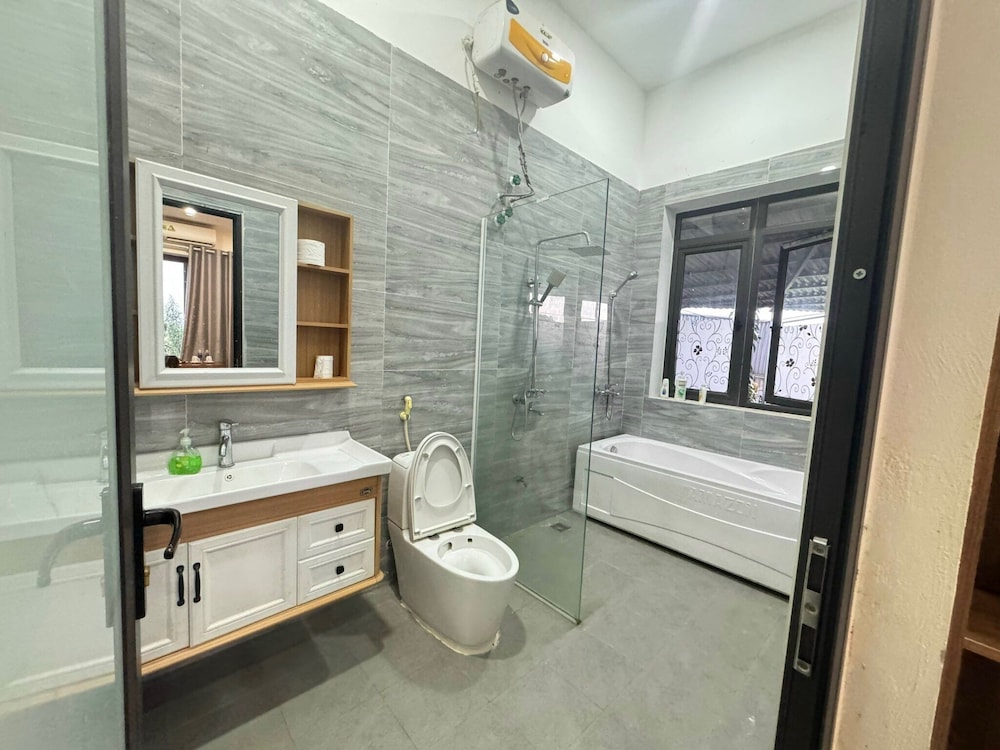 Deluxe Double Room, 1 King Bed, Garden View photo 2