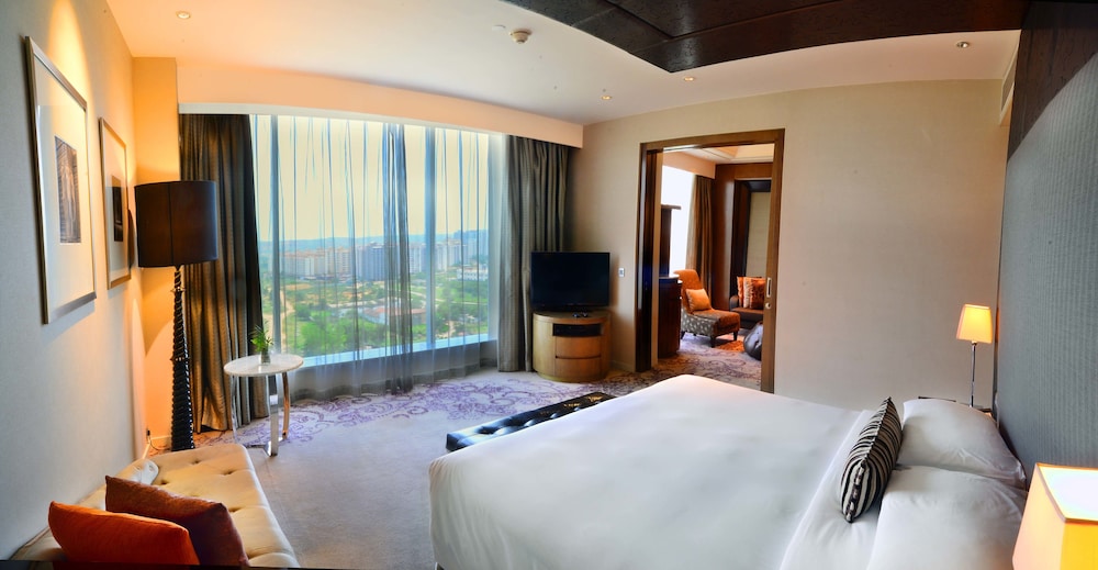 Suite, 1 King Bed (Regency) photo 3