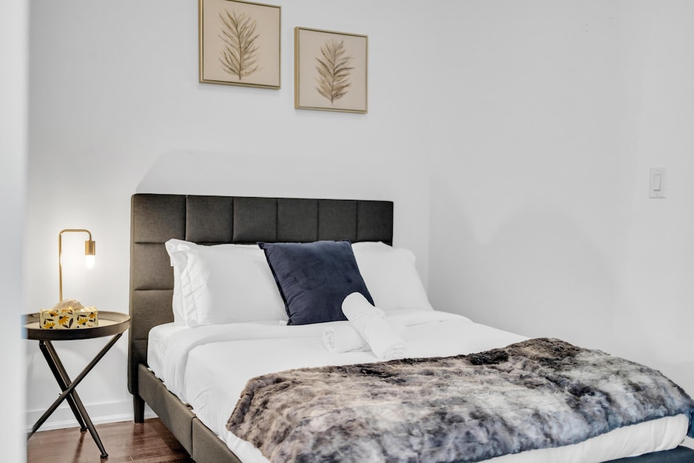 Premier Apartment, Multiple Beds, Balcony, Lake View thumbnail 5