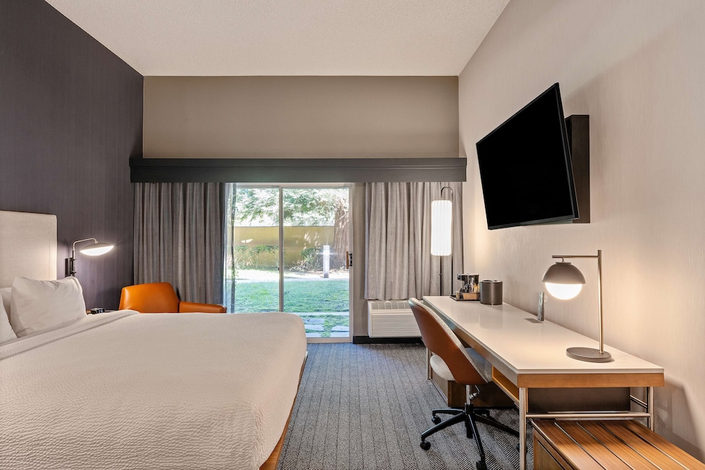 Executive Room, 1 King Bed with Sofa bed, Accessible (Mobility Rollin Shower) - Photo 3
