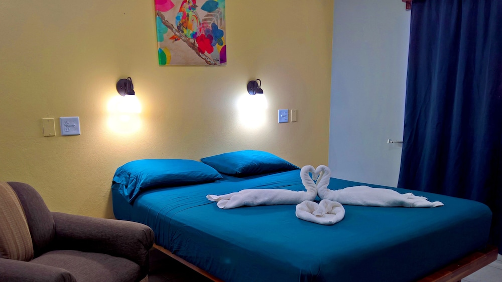 Deluxe Room, 1 Queen Bed, Private Bathroom