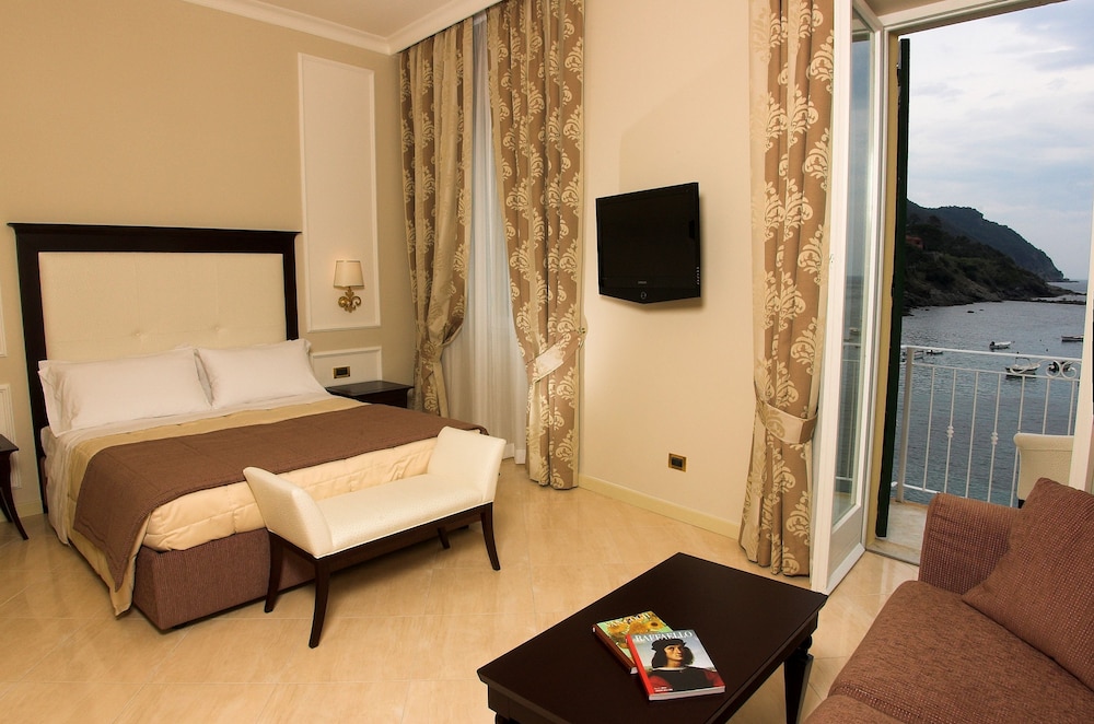 Junior Suite, 1 Bedroom, Sea View (beach access included) photo 2