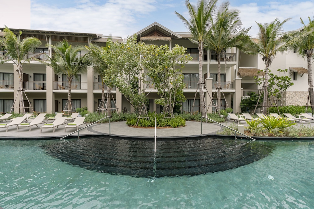 Standard Room, 1 King Bed, Pool Access
