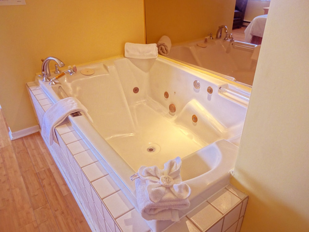 Superior Room, 1 King Bed, Jetted Tub, Hardwood Floor, Balcony, River View photo 3