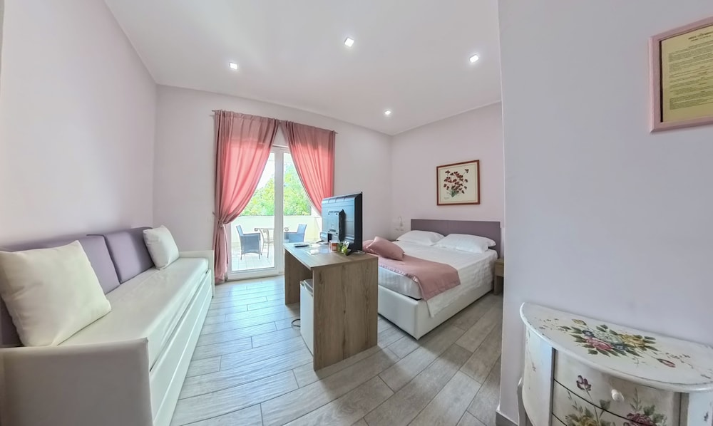 Deluxe Double Room, Balcony, Garden View photo 1