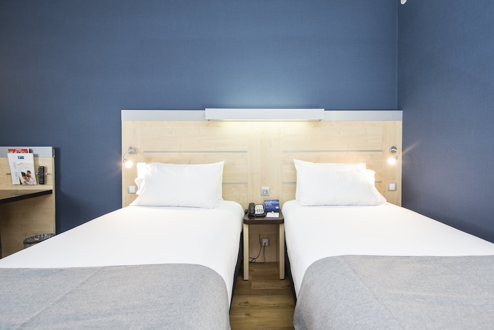 Standard Room, 2 Twin Beds (Free Breakfast) - Photo 2