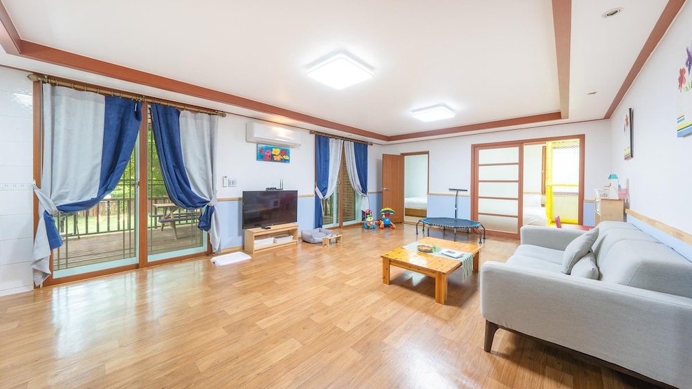 Basic Room, 2 Bedrooms (Kids5)