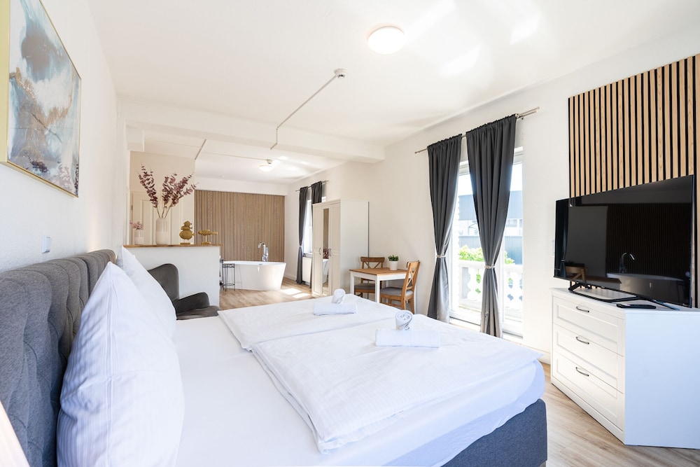 Deluxe Double Room, 1 King Bed, Bathtub, Corner photo 1