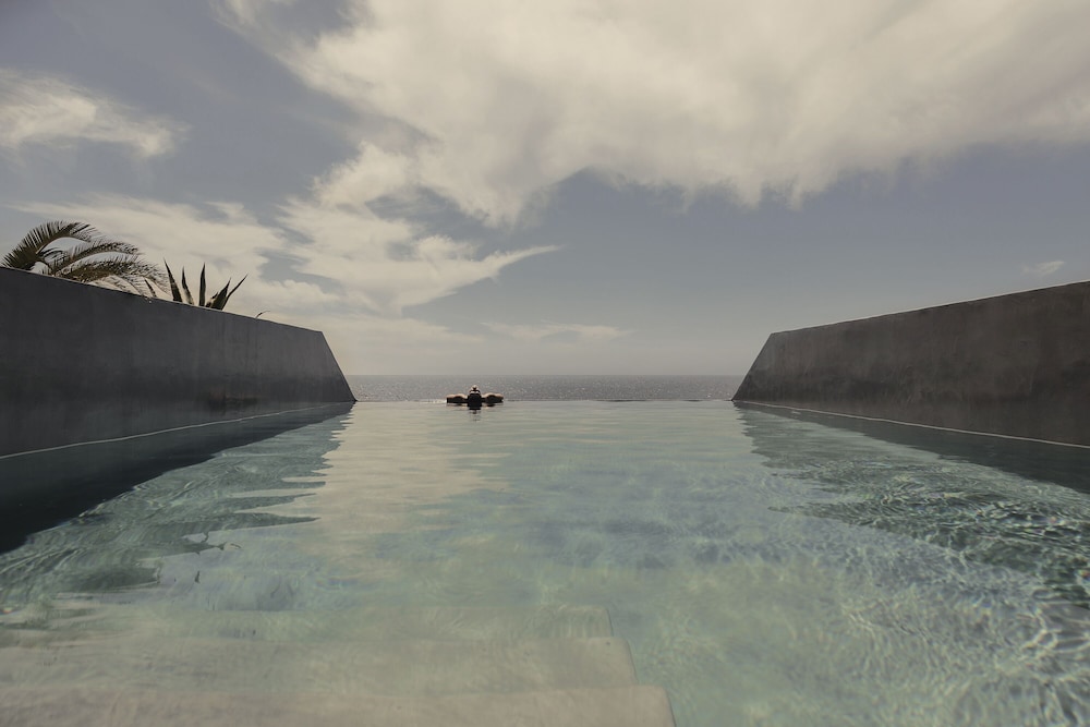 Signature Suite, Private Pool, Sea Front, Outdoor Whirlpool Bath photo 3